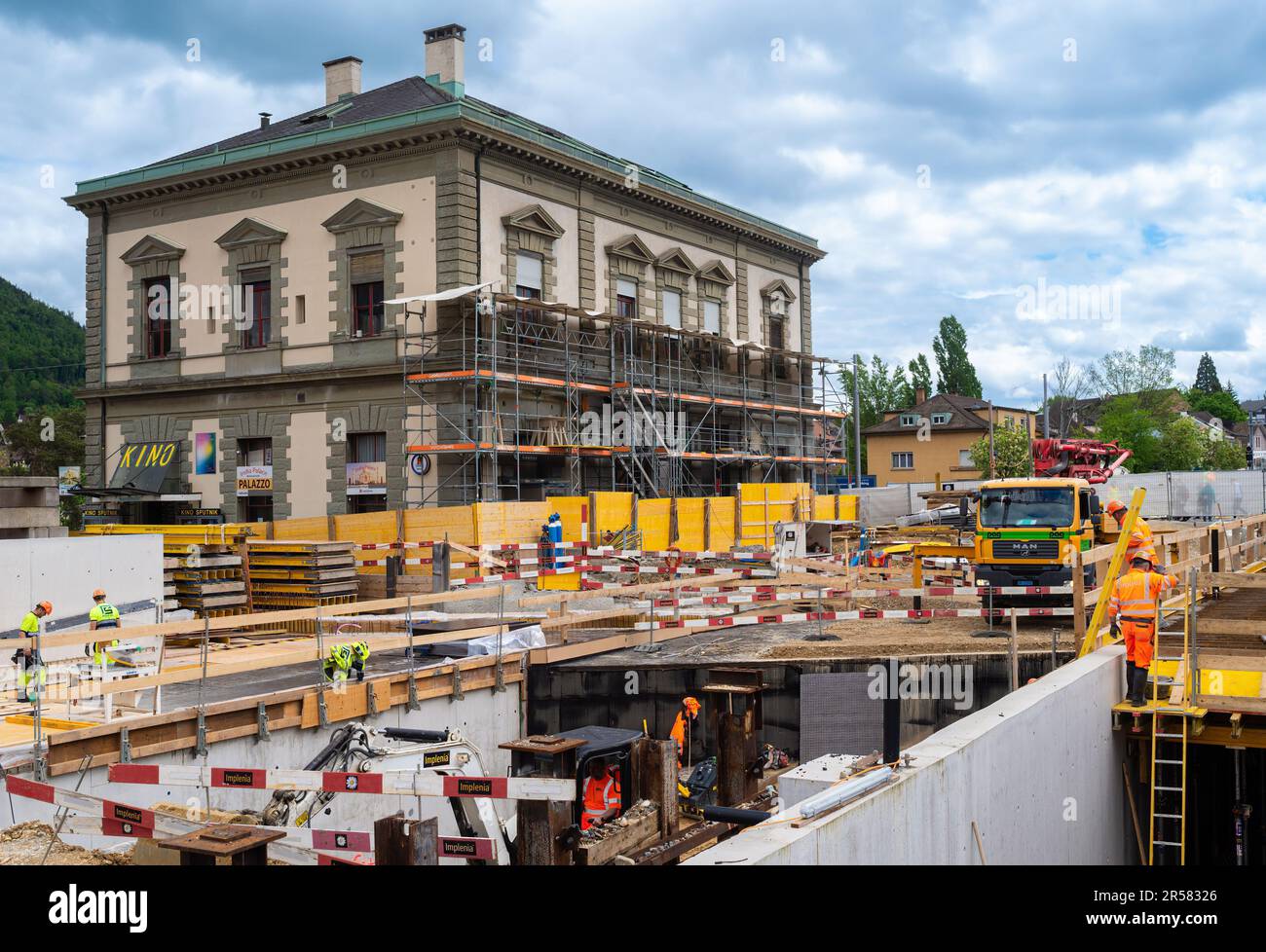 Liestal, Schweiz - 10. Mai 2023: Baustelle am Bahnhof Liestal, der Hauptstadt des Schweizer Kantons Basel-Land Stockfoto