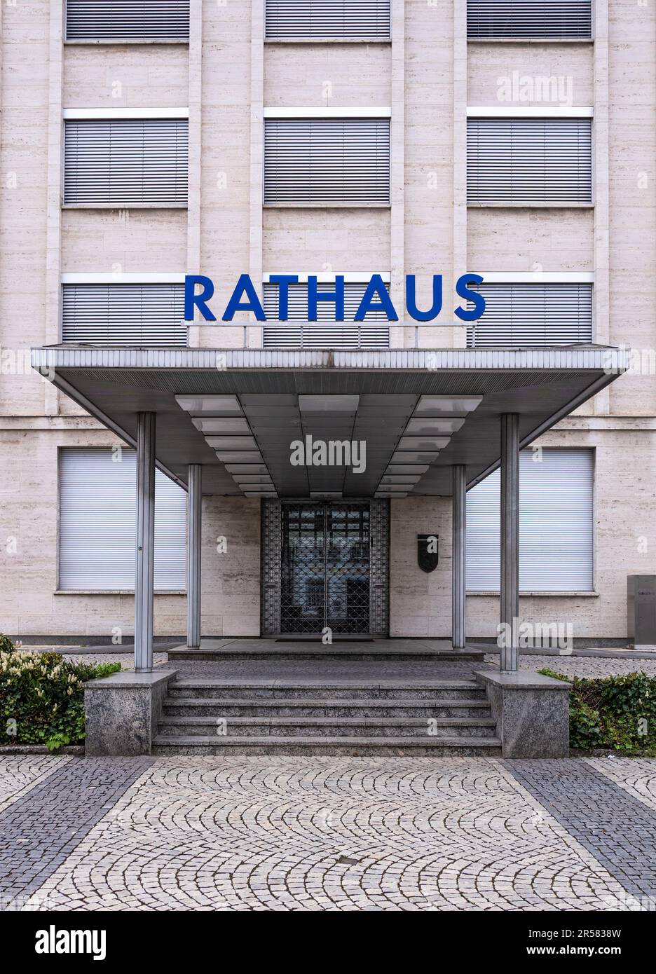 Singen, Deutschland - 1. Mai 2023: Rathaus in Singen, das 1960 nach den Plänen des damaligen Stadtplanungsleiters Hannes Ott gebaut wurde. Stockfoto