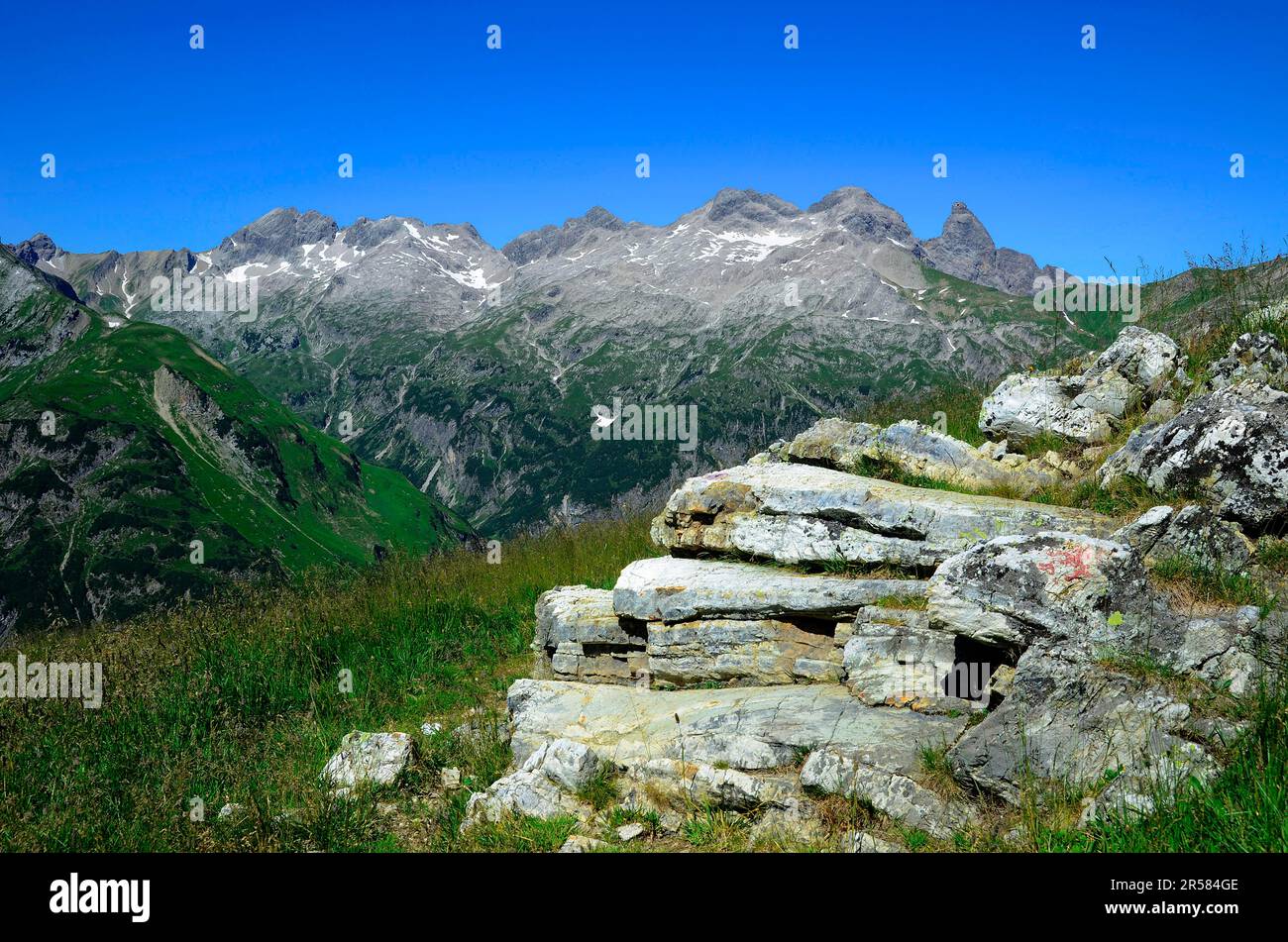 Allgaeu-Alpen mit Blick auf den Allgaeu-Hauptkamm und den Heilbronner Hoehenweg Stockfoto
