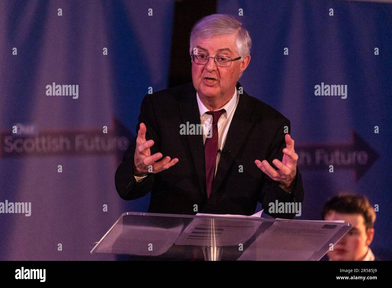 Edinburgh, Vereinigtes Königreich. 01. Juni 2023, auf dem Foto: Mark Drakeford, Welsh First Minister, sprach bei der Kundgebung. Unsere Wahlkampfgruppe Unsere schottische Zukunft, gegründet von Gordon Brown, hält eine Kundgebung in Edinburgh ab, um einen Plan zu unterstützen, der Großbritannien für Schottland arbeiten lässt. Zu den Rednern zählen Gordon Brown, Mark Drakeford, Anas Sarwar und Andy Burnham. Kredit: Rich Dyson/Alamy Live News Stockfoto