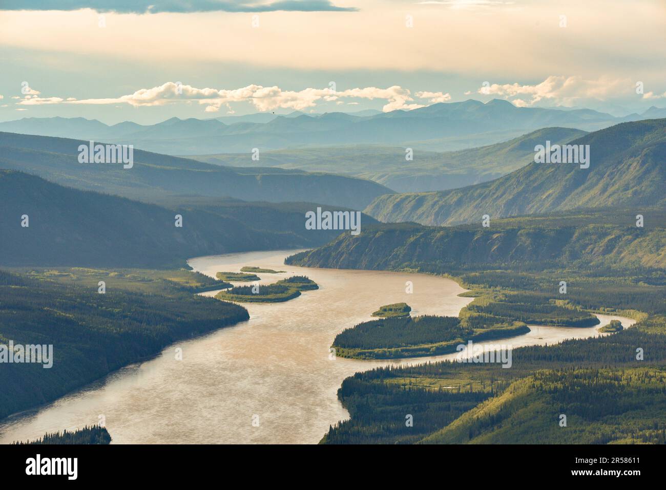 Weitläufige Wildnis am Yukon River in Dawson City, Yukon Territory. Goldrausch, Bergbaugebiet im arktischen Kanada bei Sonnenuntergang mit Landschaft. Stockfoto