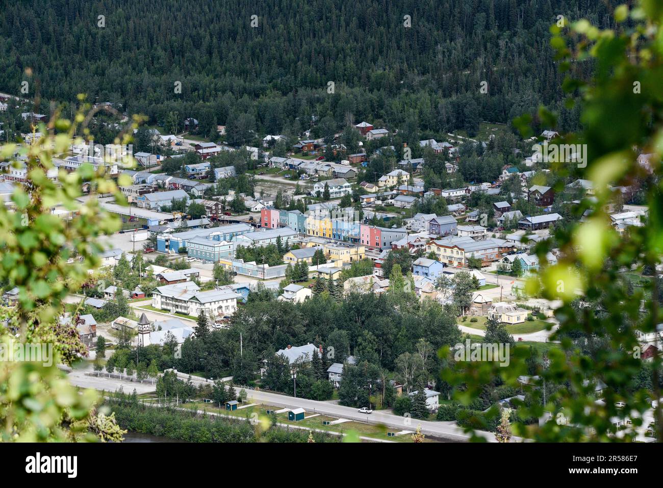 Malerische Stadt im Goldrausch von Dawson City im Sommer mit bunten Gebäuden mit Blick auf die kleine Stadt und das Dorf Stockfoto