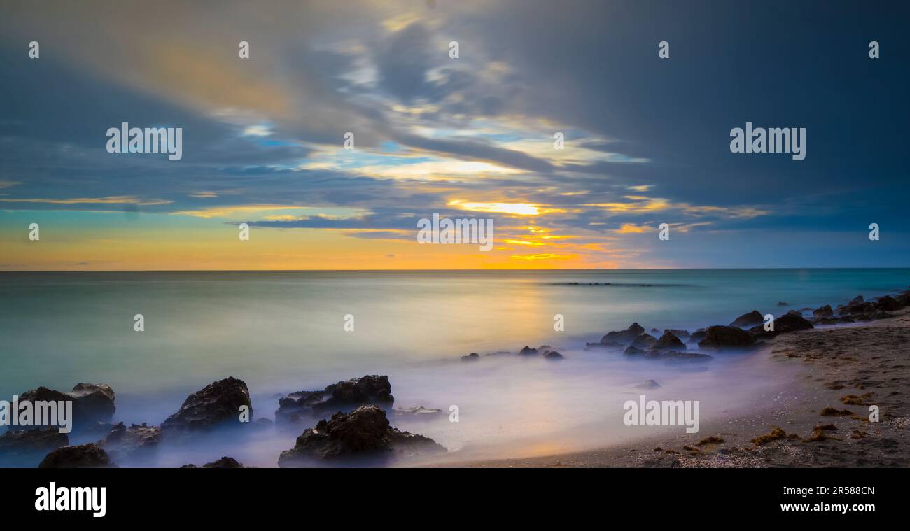 Sonnenuntergang über dem Golf von Mexiko ab Caspersen Beach in Venice, Florida, USA Stockfoto