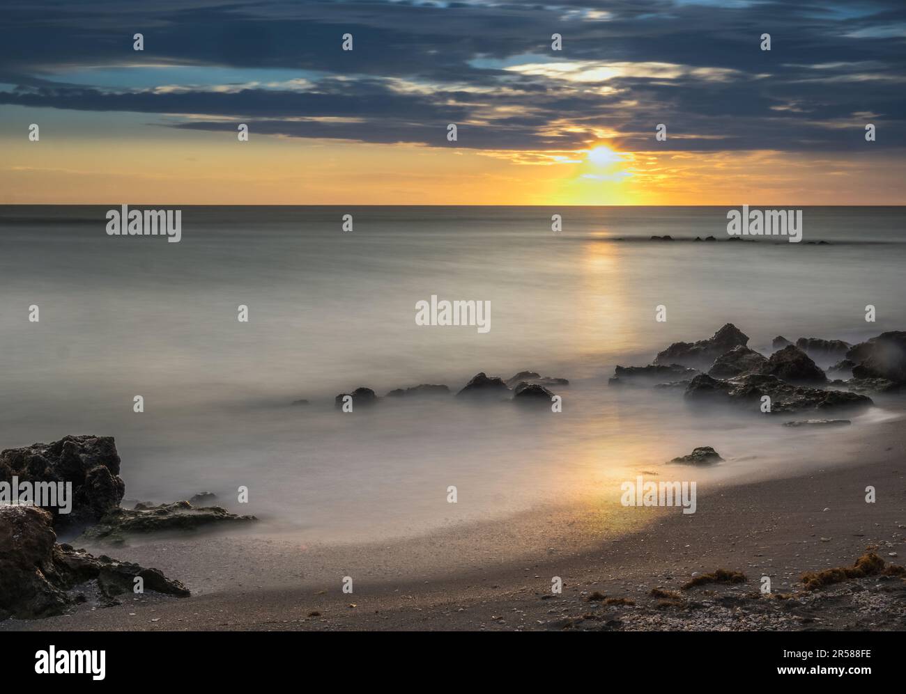 Sonnenuntergang über dem Golf von Mexiko ab Caspersen Beach in Venice, Florida, USA Stockfoto