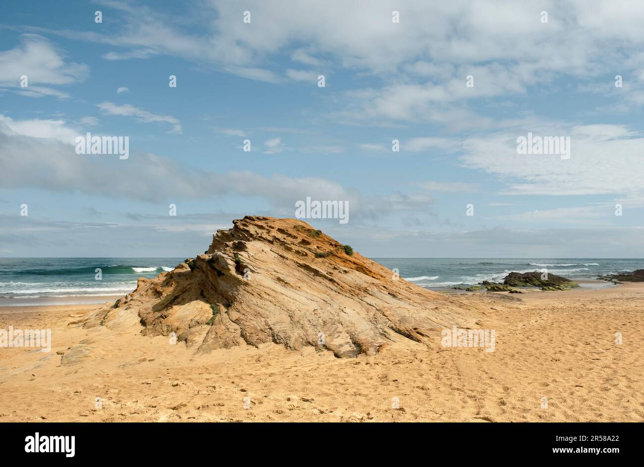 Felsvorsprung an einem Sandstrand in den Dünen des Naturparks Liencres, Kantabrien, Spanien Stockfoto