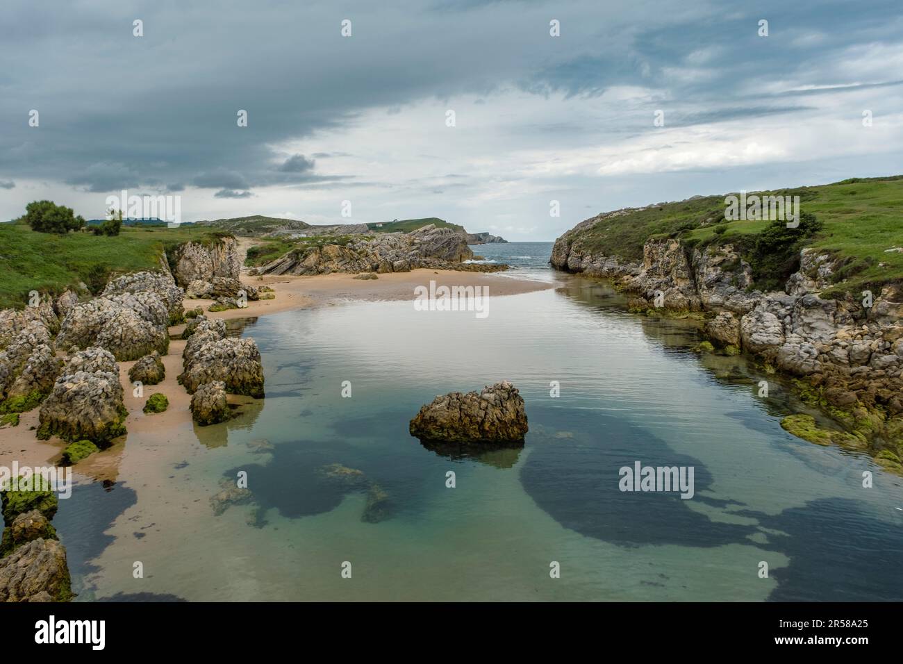 Wunderschöne felsige Meereslandschaft in Playa Virgen del Mar, Costa Quebrada, Kantabrien, Spanien Stockfoto