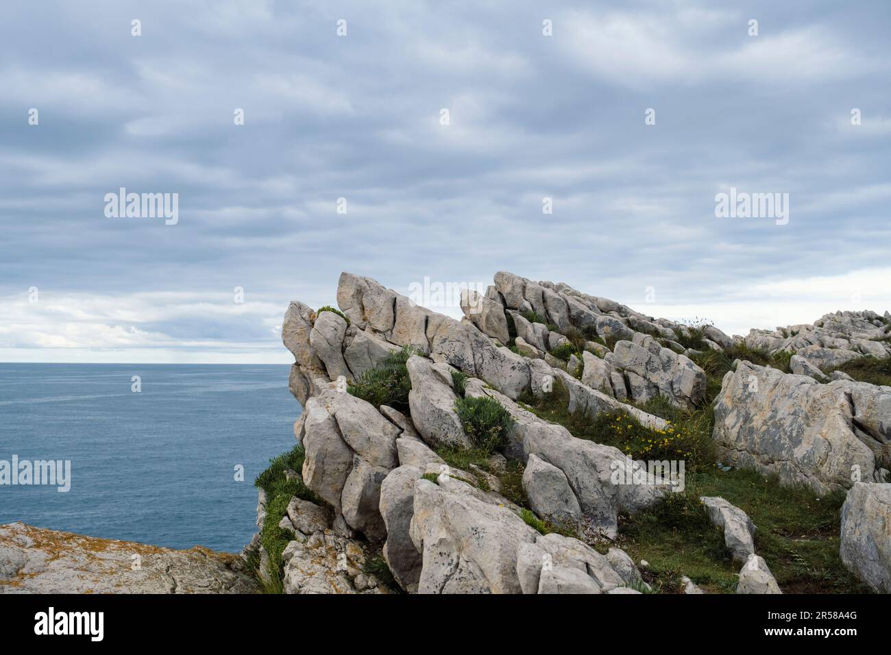 Karstische Landformen, Kalksteinschichten auf einer Synklinalfalte in Costa Quebrada, Kantabrien, Spanien Stockfoto