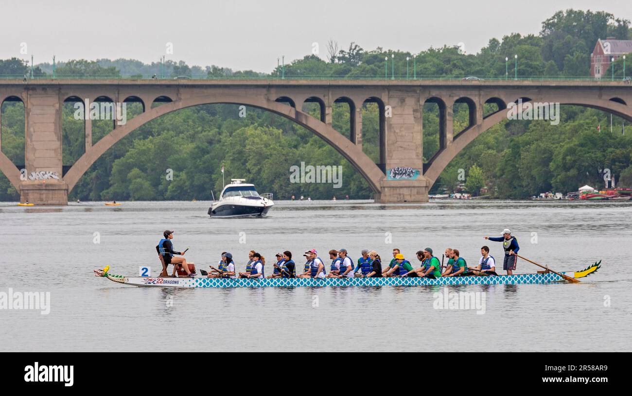 Washington, DC - das DC Dragon Boat Festival auf dem Potomac River. Drachenbootfahren ist eine 2300 Jahre alte chinesische Tradition. Das Washington-Festival ist vorbei Stockfoto
