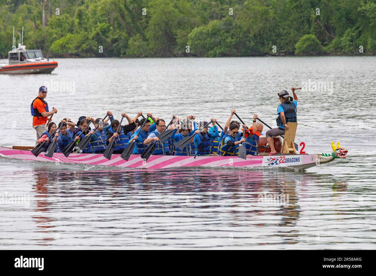 Washington, DC - das DC Dragon Boat Festival auf dem Potomac River. Drachenbootfahren ist eine 2300 Jahre alte chinesische Tradition. Das Washington-Festival ist vorbei Stockfoto