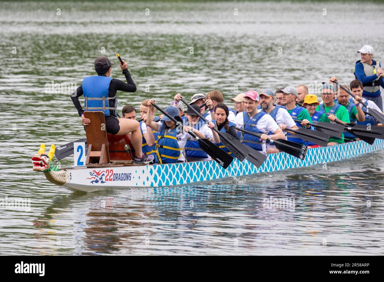 Washington, DC - das DC Dragon Boat Festival auf dem Potomac River. Drachenbootfahren ist eine 2300 Jahre alte chinesische Tradition. Das Washington-Festival ist vorbei Stockfoto