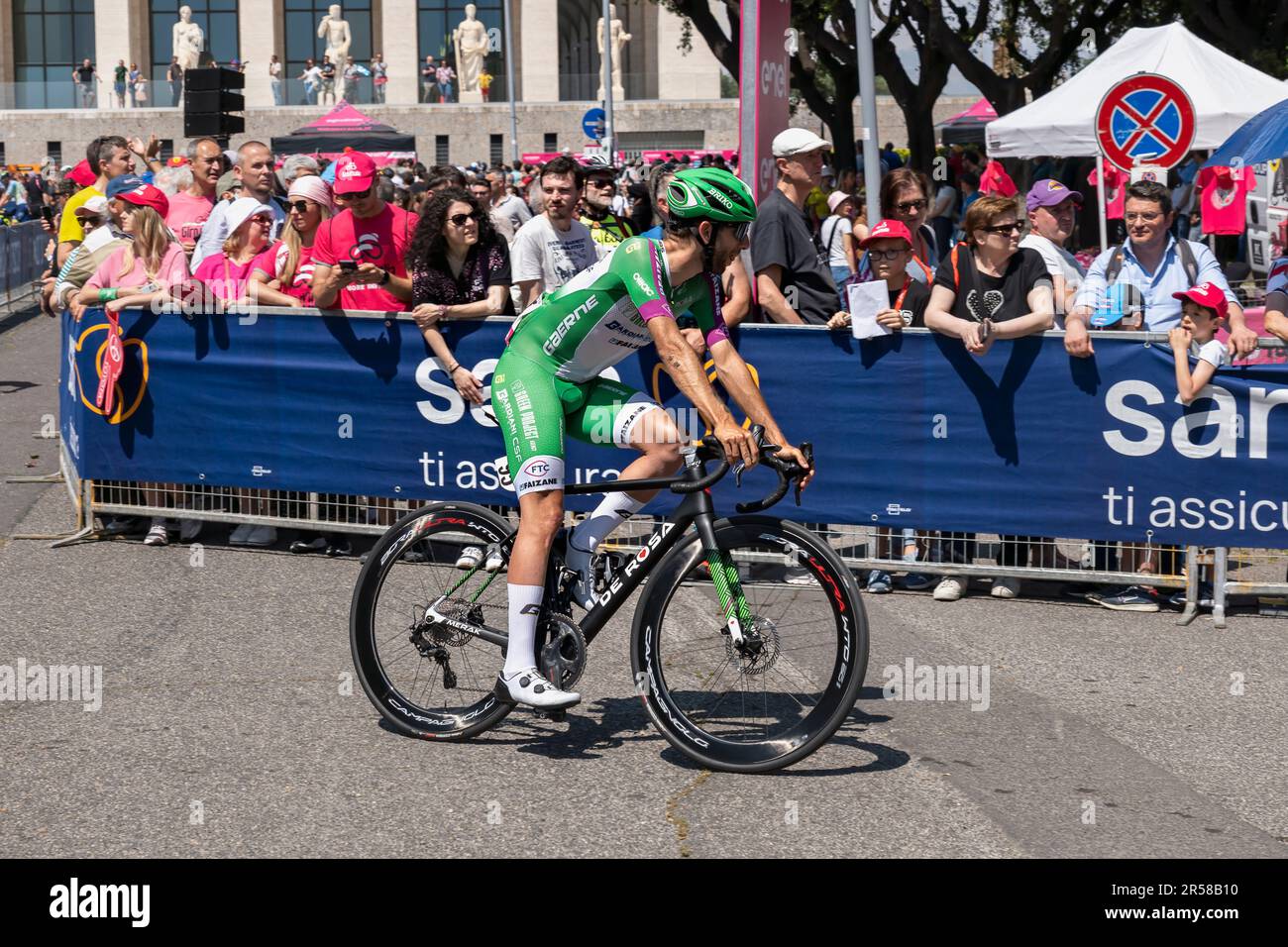 Rom, Italien. Mai 2023. Radfahrer Martin Marcellusi aus Italien, Team Green Project - Bardiani CSF - Faizanè, gesehen während der 106. Ausgabe des Giro d'Italia am Ausgangspunkt im Palazzo della Civiltà Italiana, Rom EUR – Bezirk, Italien, Europa, Europäische Union, EU Stockfoto