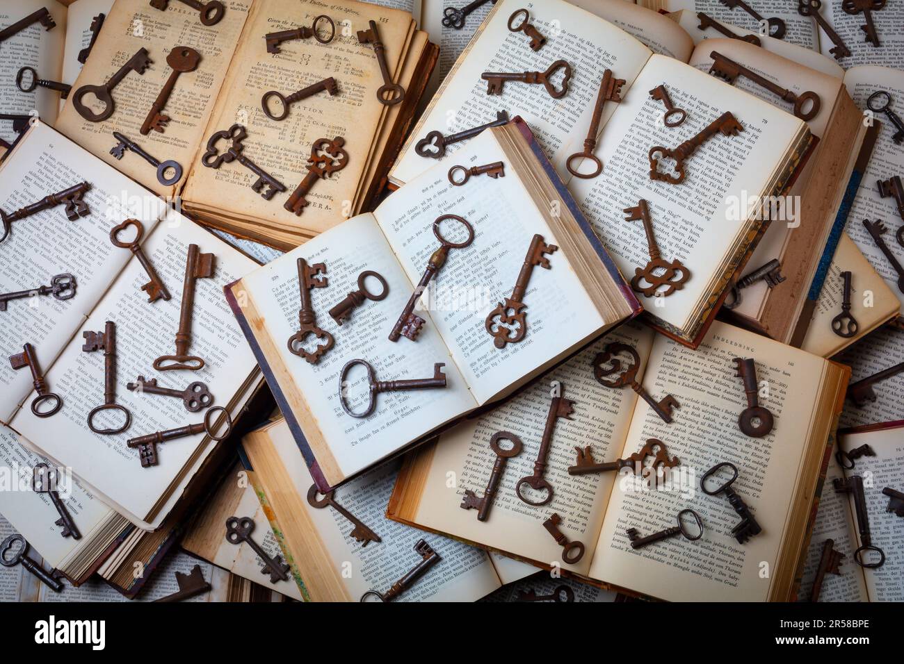 Geöffnete Vintage Books Und Antike Skeleton Keys Still Life Stockfoto
