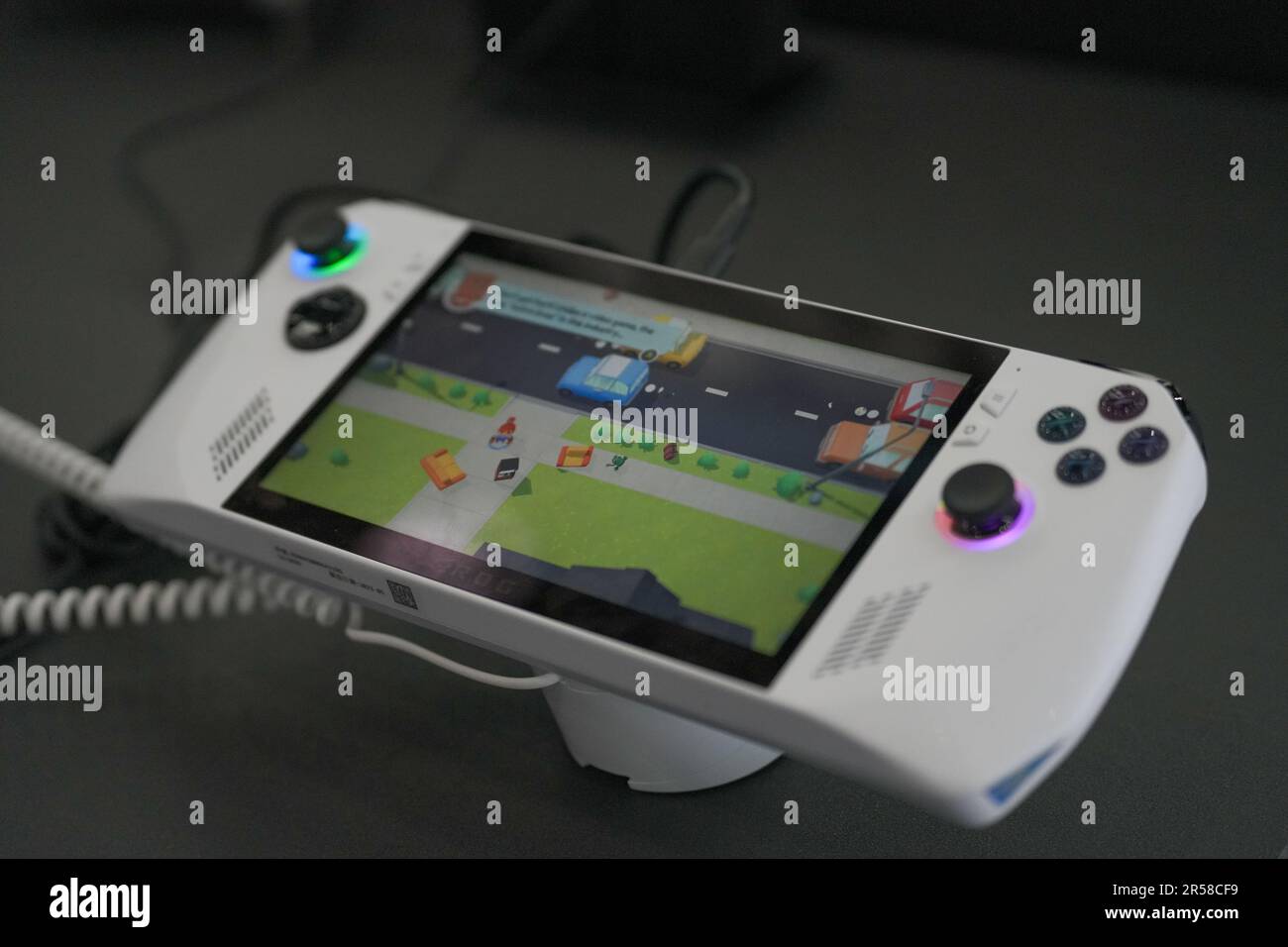 Taipeh, Taiwan. 01. Juni 2023. Die ROG Ally Handheld-Spielekonsole von Asus, die auf der COMPUTEX 2023 in Taipei gezeigt wurde. Die COMPUTEX-Ausgabe 2023 findet vom 30. Mai bis zum 02. Juni 2023 statt und umfasst über 1.000 Aussteller aus 26 verschiedenen Ländern mit 3000 Ständen, um ihre neuesten Produkte zu präsentieren und Bestellungen mit ausländischen Käufern zu unterzeichnen. Kredit: SOPA Images Limited/Alamy Live News Stockfoto