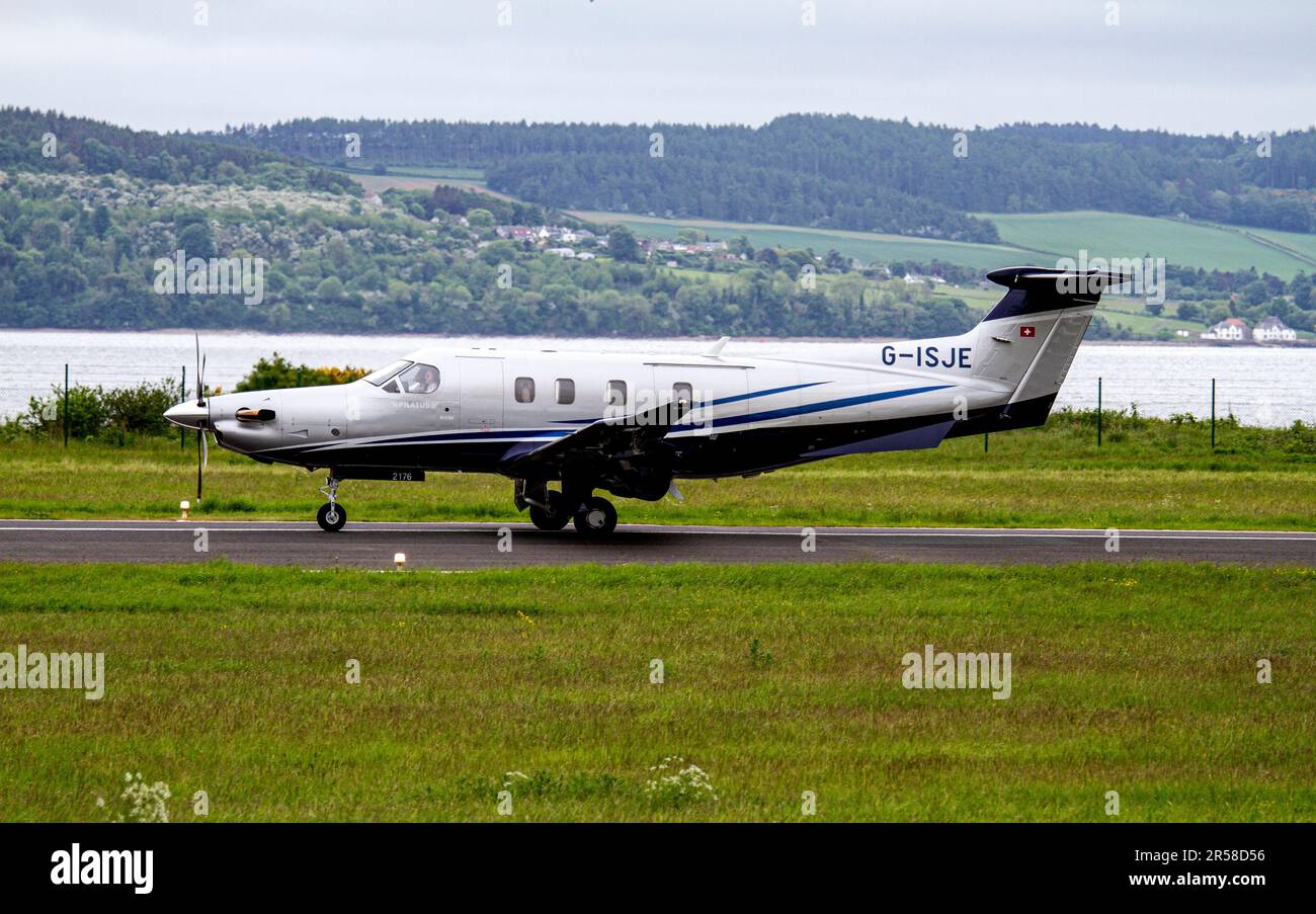 G-ISJE Raven Air Ltd Pilatus PC-12 NGX (PC-12/47E) Airline pendelt zwischen Dundee und Belfast, wenn sie am Dundee Riverside Airport, Schottland, ankommt Stockfoto