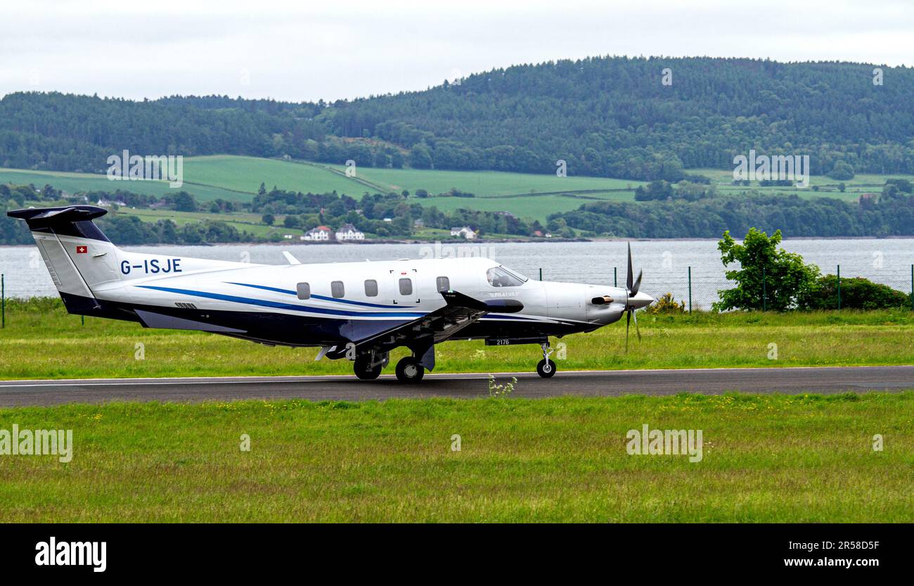 G-ISJE Raven Air Ltd Pilatus Flugzeug PC-12 NGX (PC-12/47E) pendelt zwischen Dundee und Belfast, wenn es vom Dundee Riverside Airport, Großbritannien, abfährt Stockfoto