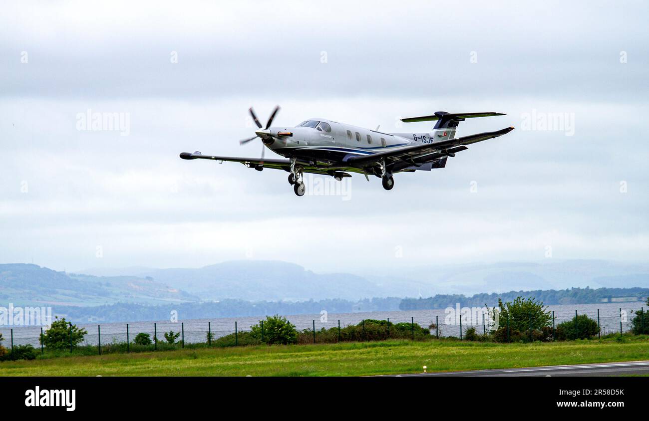 G-ISJE Raven Air Ltd Pilatus Flugzeug PC-12 NGX (PC-12/47E) pendelt zwischen Dundee und Belfast, wenn es vom Dundee Riverside Airport, Großbritannien, abfährt Stockfoto