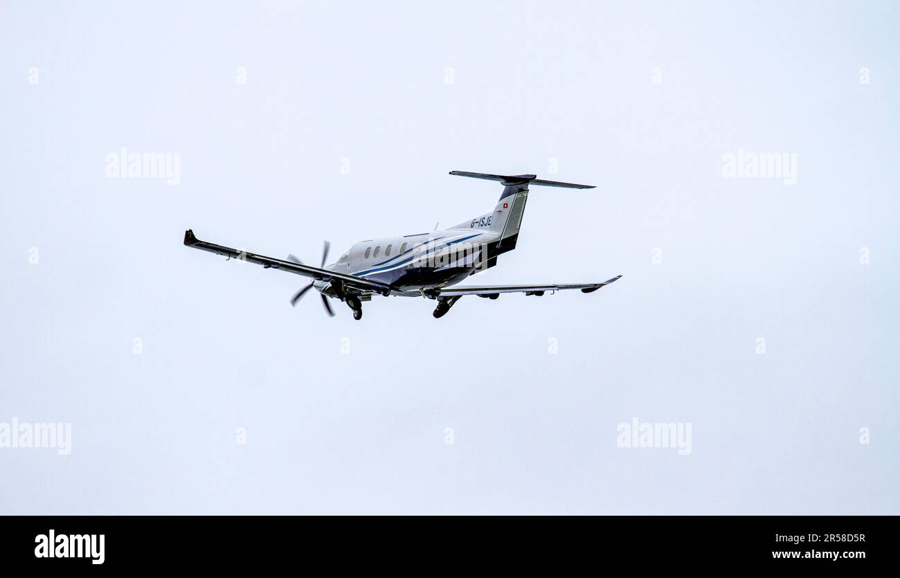 G-ISJE Raven Air Ltd Pilatus Flugzeug PC-12 NGX (PC-12/47E) pendelt zwischen Dundee und Belfast, wenn es vom Dundee Riverside Airport, Großbritannien, abfährt Stockfoto