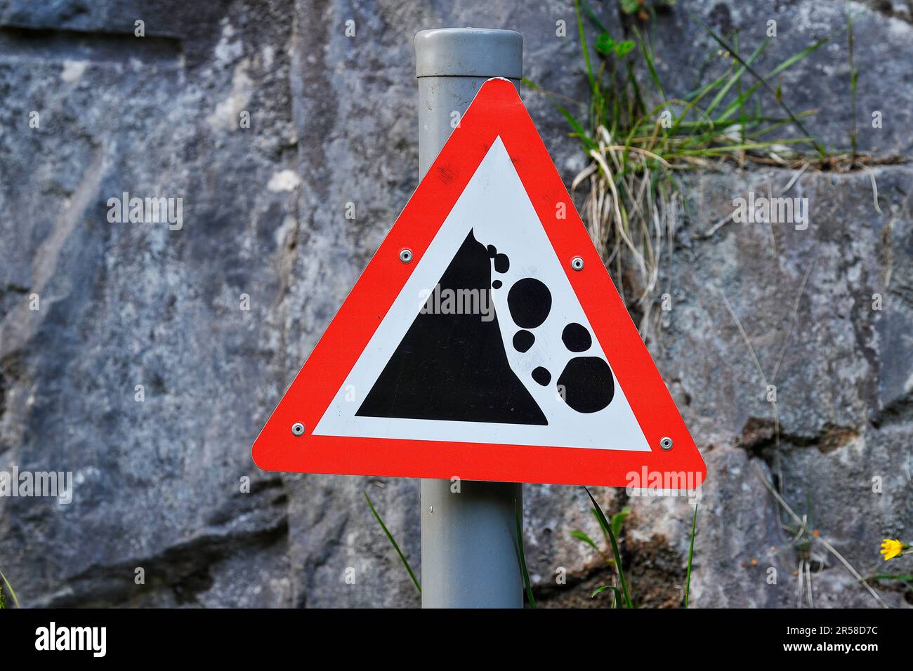 Ein Schild, das Passanten darauf hinweist, dass die Gefahr eines Steinbruchs besteht. Auf dem monsal Trail im Peak District National Park Stockfoto
