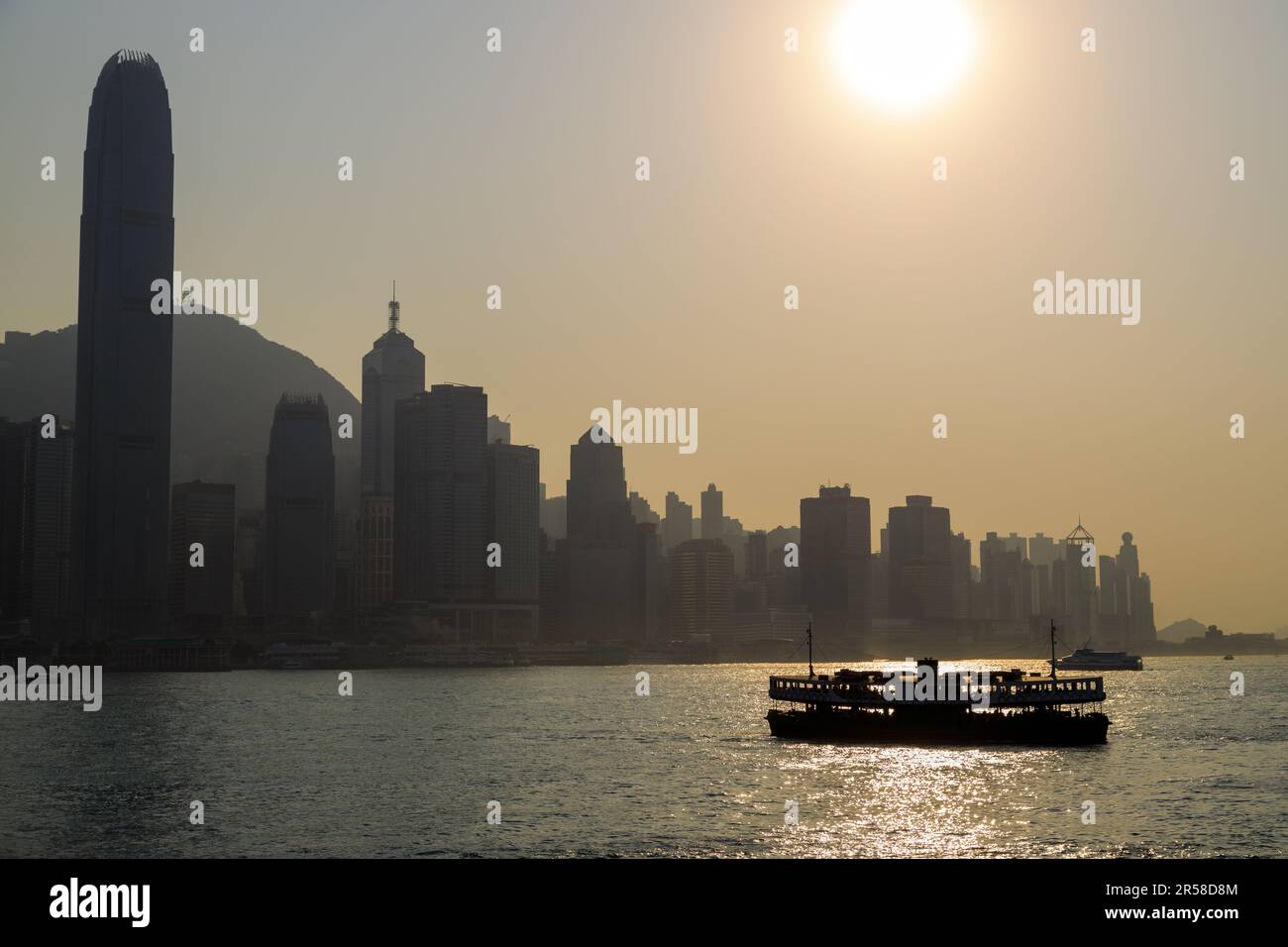 Hongkong - 28. Februar 2023: Blick auf die Skyline von Hongkong vom Tsim Sha Tsui-Viertel in Kowloon mit Victoria Harbour. Stockfoto