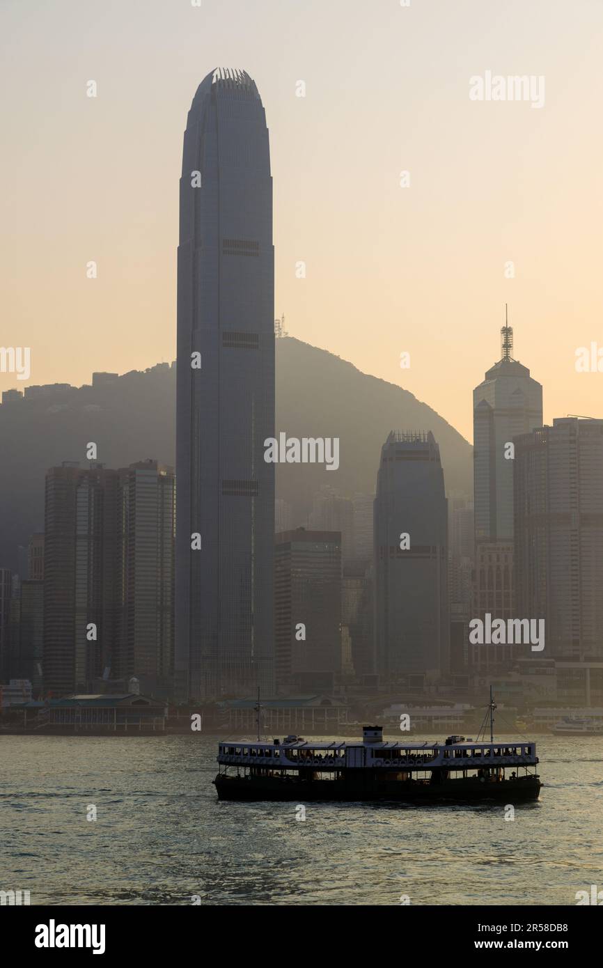 Hongkong - 28. Februar 2023: Blick auf die Skyline von Hongkong vom Tsim Sha Tsui-Viertel in Kowloon mit Victoria Harbour. Stockfoto