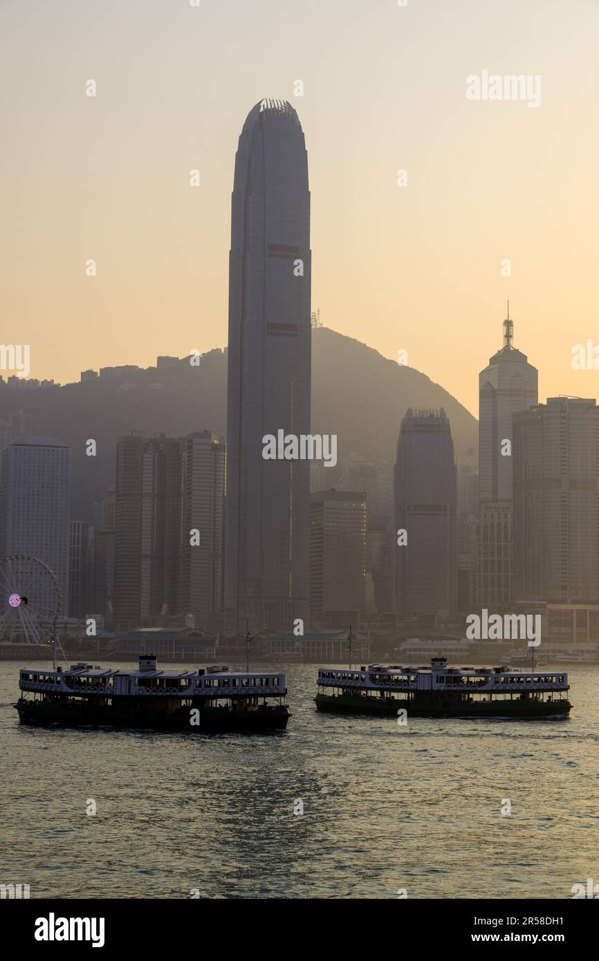 Hongkong - 28. Februar 2023: Blick auf die Skyline von Hongkong vom Tsim Sha Tsui-Viertel in Kowloon mit Victoria Harbour. Stockfoto