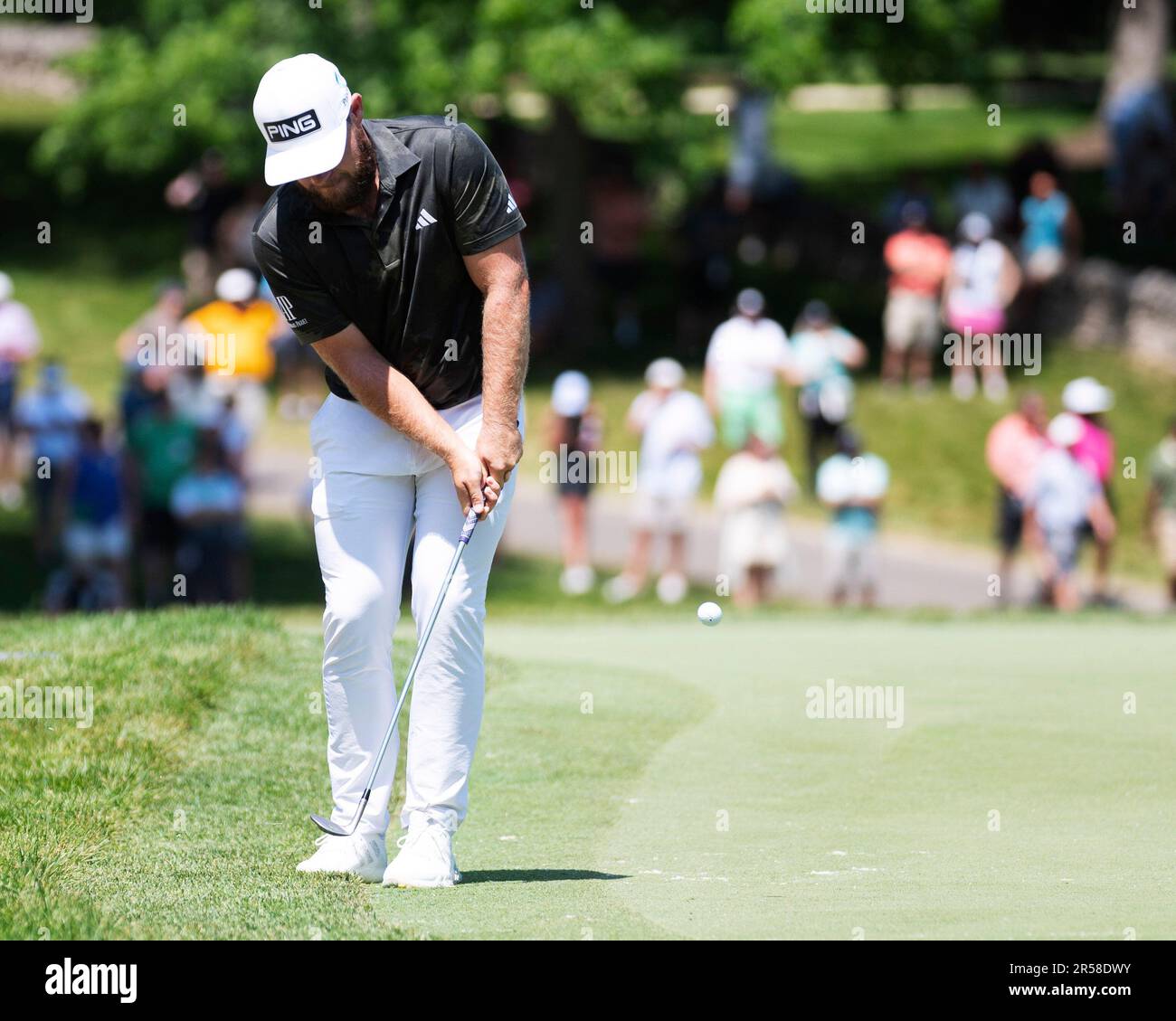 Dublin, Ohio, USA. 1. Juni 2023. Tyrrell Hatton (eng) versenkt beim Memorial Tournament in Dublin, Ohio, einen Chip in das 7.-Loch. Brent Clark/Cal Sport Media/Alamy Live News Stockfoto