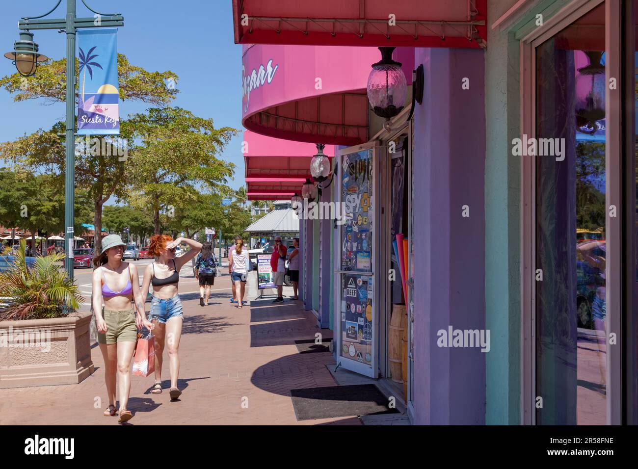 Siesta Key Village (Sarasota) die Geschäfte und Geschäfte am Ocean Boulevard ziehen Shopper und Touristen an. Stockfoto