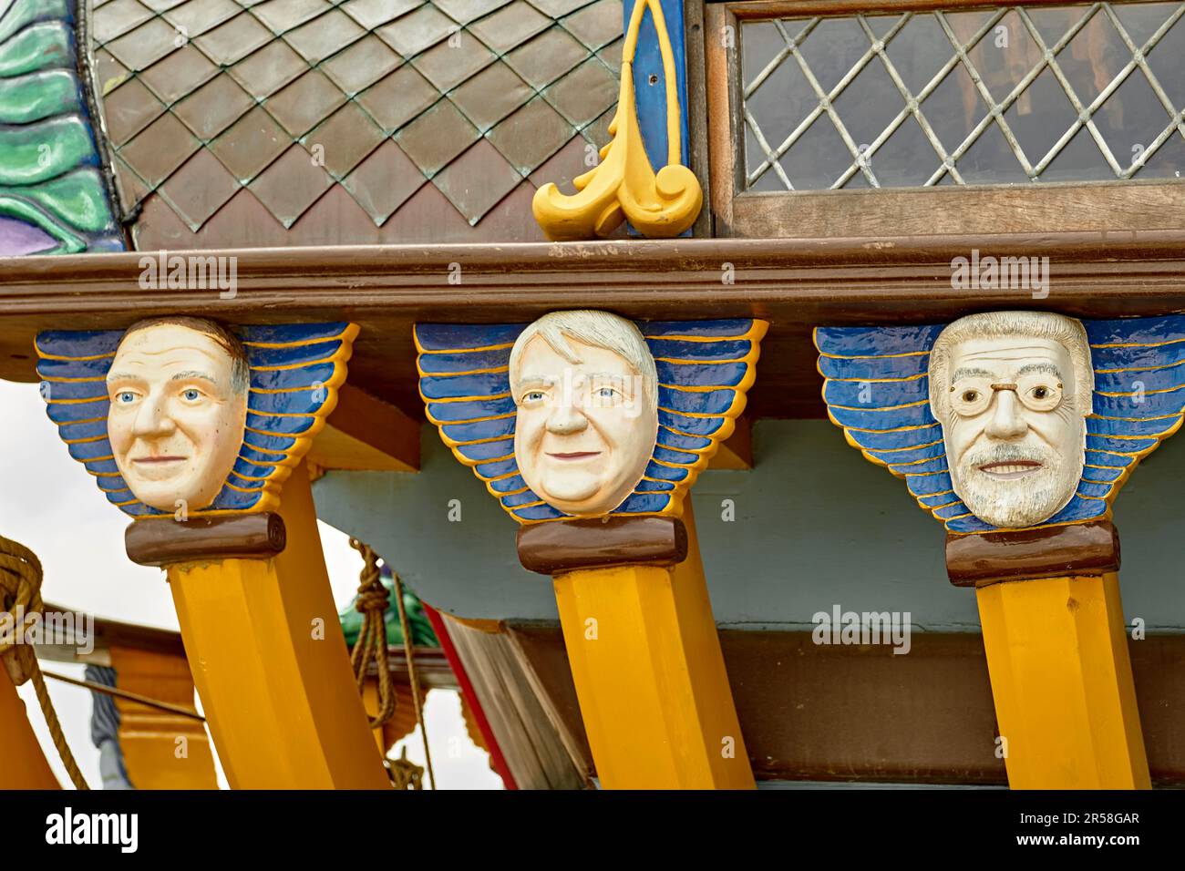 Büsten gewählter Amtsträger, Wohltäter und Schnitzer schmücken den Kalmar Nyckel, eine Nachbildung von Peter Minuits Schiff, das 1638 in Delaware gelandet ist. Stockfoto