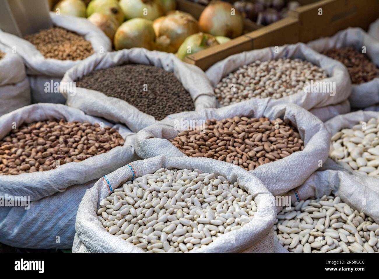 Säcke Bohnen auf dem Bauernmarkt, Großeinkäufe in Astorga Spanien Stockfoto