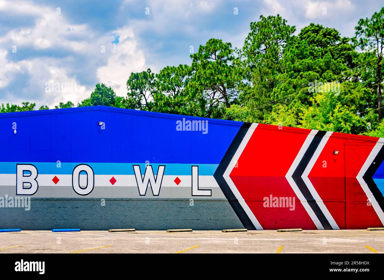 Die AMF Skyline Lanes Bowlingbahn ist am 31. Mai 2023 in Mobile, Alabama, abgebildet. Die Bowlingbahn wurde 1997 gegründet. Es verfügt über 24 Bowlingbahnen. Stockfoto Die AMF Skyline Lanes Bowlingbahn ist am 31. Mai 2023 in Mobile, Alabama, abgebildet. Die Bowlingbahn wurde 1997 gegründet. Es verfügt über 24 Bowlingbahnen. Stockfoto