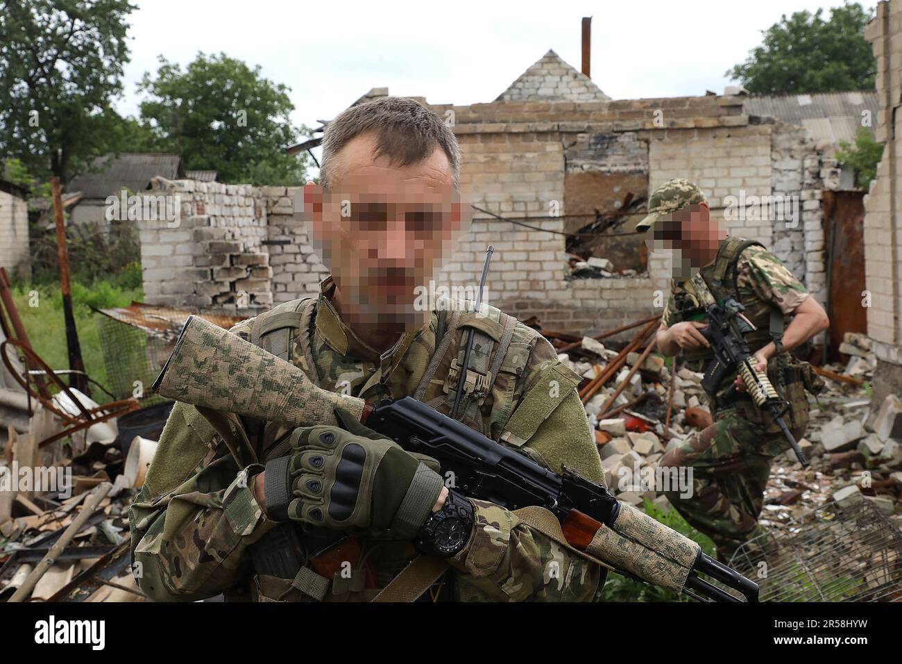 UKRAINE - 01. JUNI 2023 - Soldaten des Dyke-Pole separates Sondereinsatzkommando werden gegen den Pöbel eines zerstörten Gebäudes, der Ukraine, fotografiert. Stockfoto