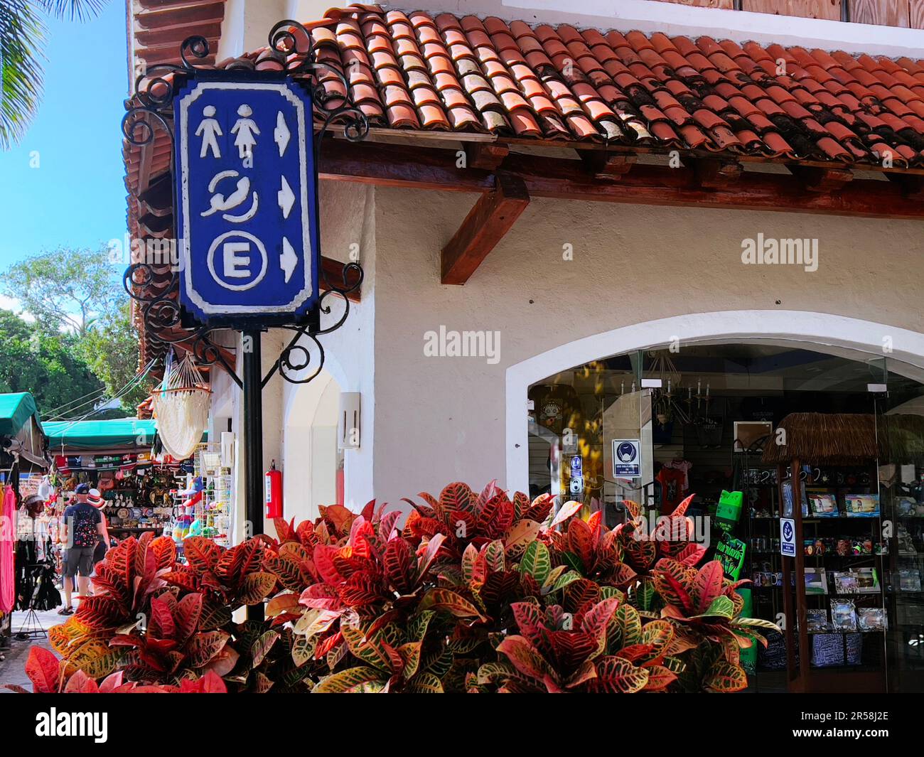 Beschilderung in einem lokalen Touristenmarkt, Playacar, Playa del Carmen, Quintana Roo, Mexiko Stockfoto