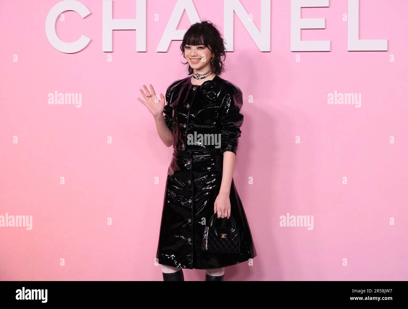 Tokio, Japan. 1. Juni 2023. Die japanische Schauspielerin Nana Komatsu, die Botschafterin der französischen Luxusmarke Chanel, posiert am Donnerstag, den 1. Juni 2023, für einen Fototermin in Chanels 2022/23 Metiers d'Art-Sammlung in Tokio. (Foto: Yoshio Tsunoda/AFLO) Stockfoto