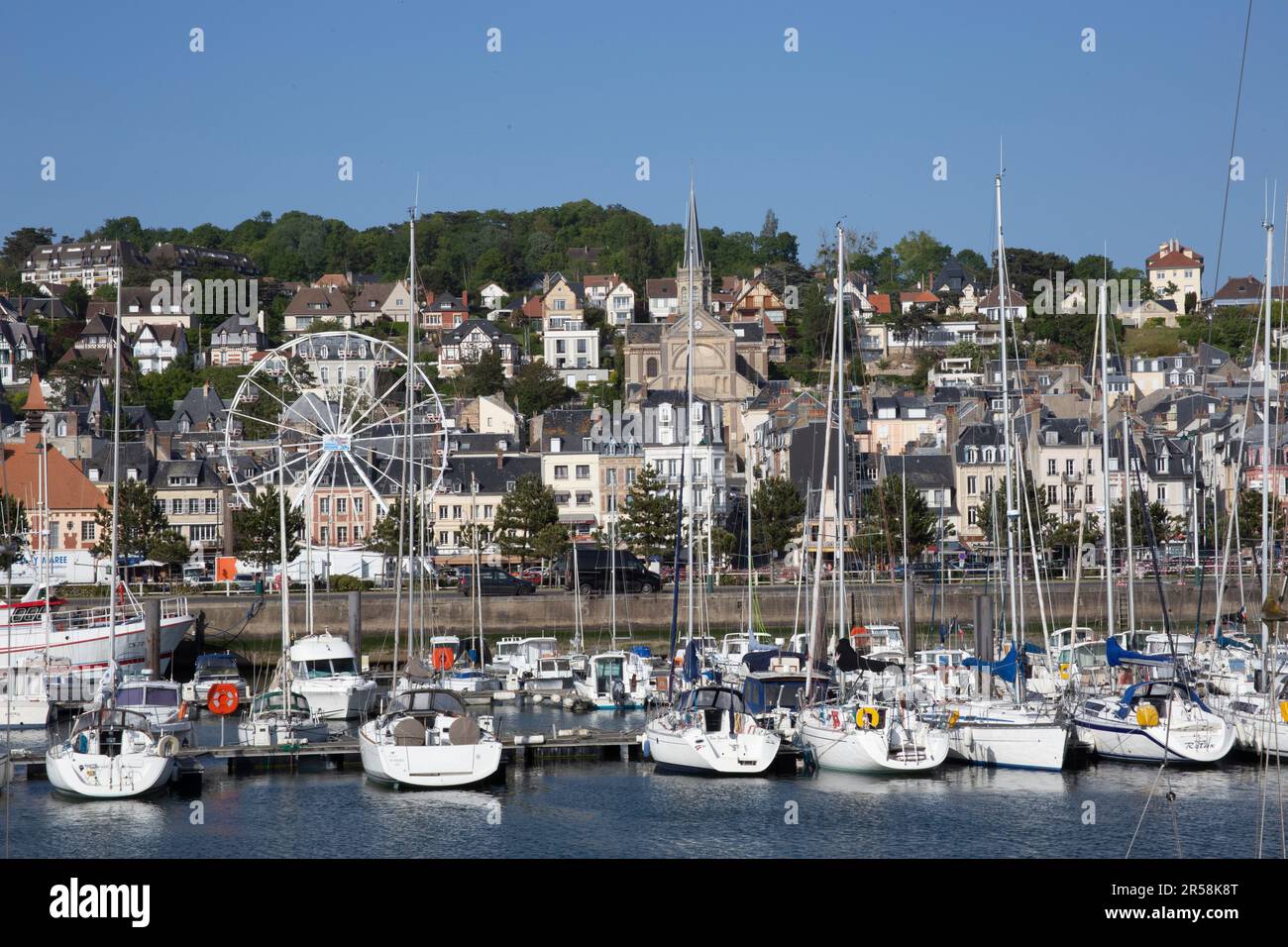 Trouville-sur-Mer, gesehen über den Hafen in Deauville, Normandie Frankreich Stockfoto