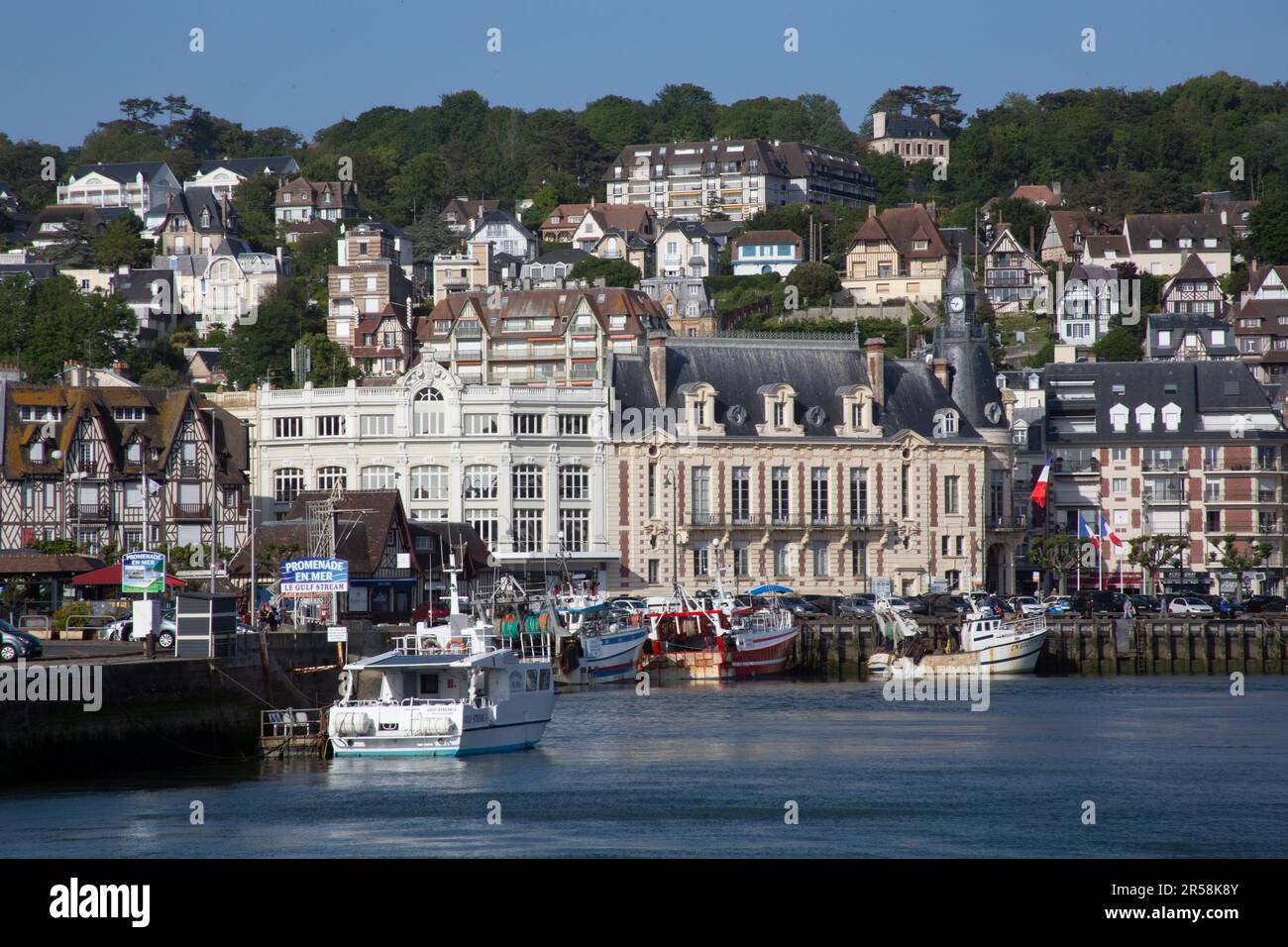 Stadt Trouville, die bei Flut und Mündung des Touques über den Hafen von Deauville, Normandie Frankreich, zu sehen ist Stockfoto
