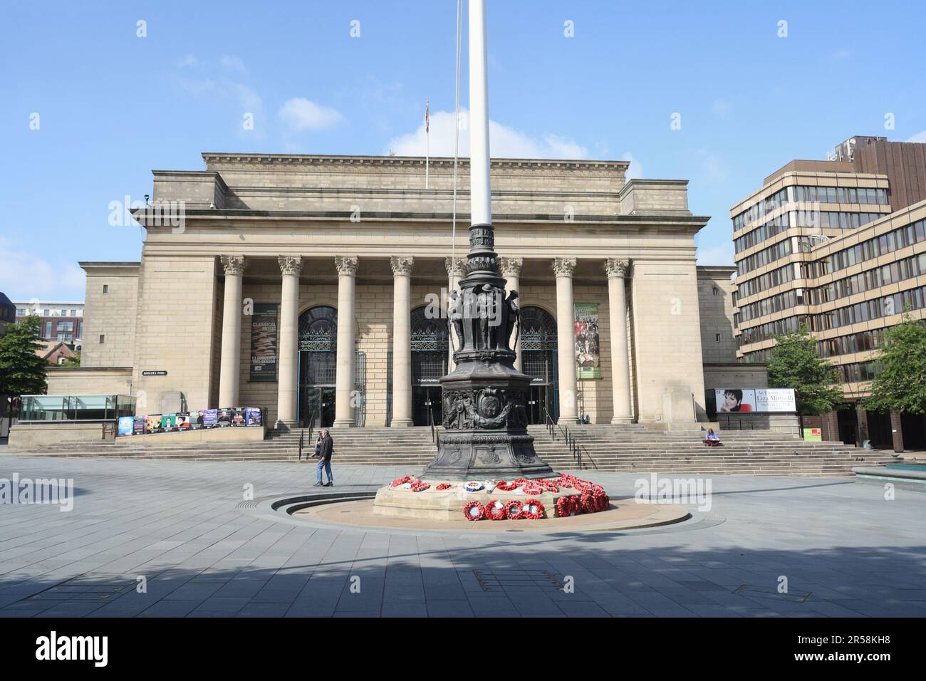 Sheffield City Hall, Gebäude für Konzerthalle, Barkers Pool, Sheffield City Centre, England. Das Kriegsdenkmal legte Mohnkränze neoklassizistische Architektur Stockfoto