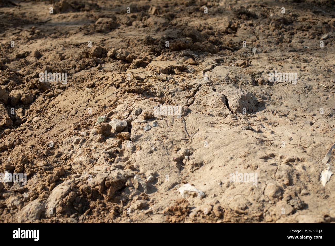 Trockenes Land. Aushubboden. Baustelle. Sand und Lehm. Stockfoto