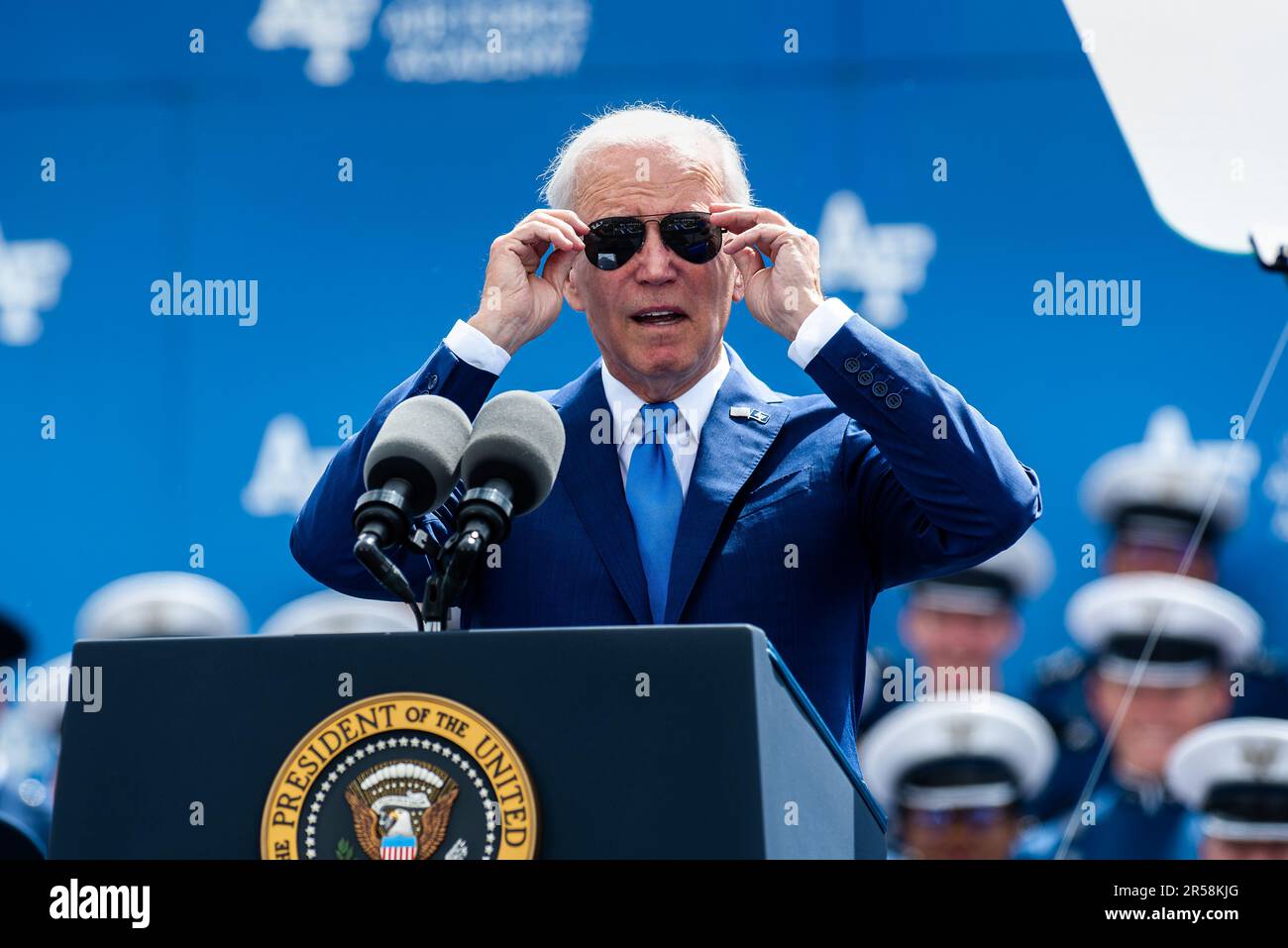 Colorado Springs, Vereinigte Staaten von Amerika. 26. April 2023. US-Präsident Joe Biden passt seine Sonnenbrille während der Eröffnung der Abschlusskadetten der United States Air Force Academy im Falcon Stadium am 1. Juni 2023 in Colorado Springs, Colorado, an. Kredit: Trevor Cokley/USA Air Force Photo/Alamy Live News Stockfoto