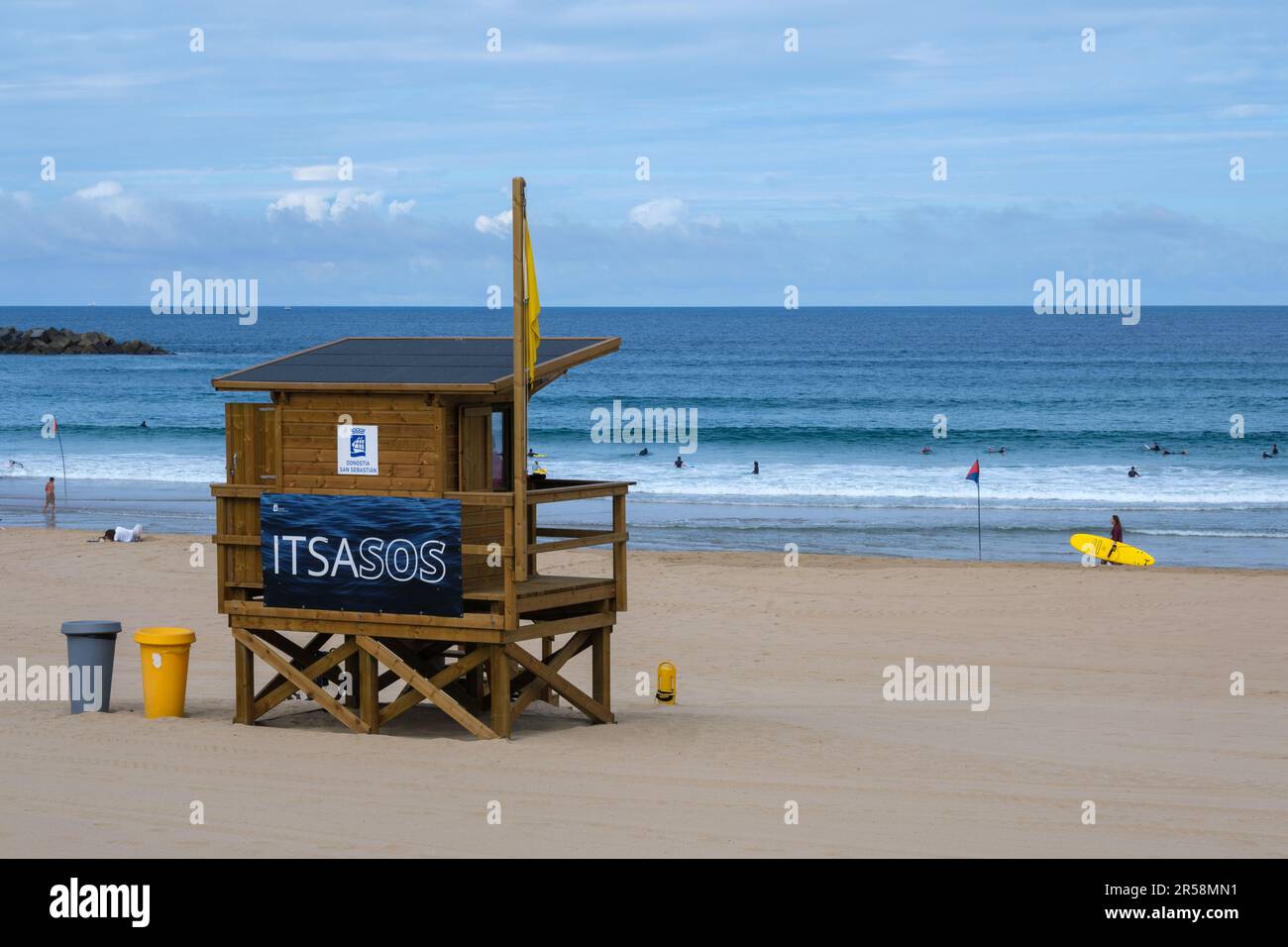 donostia-San Sebastian, Spanien - 15. September 2022: Rettungsschwimmerstation am Strand von Zurriola Stockfoto