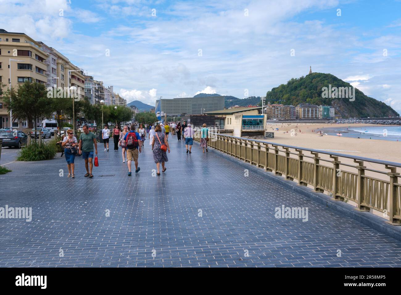 Donostia-San Sebastian, Spanien - 15. September 2022: Urgull Mount und Old San Sebastian City Stockfoto