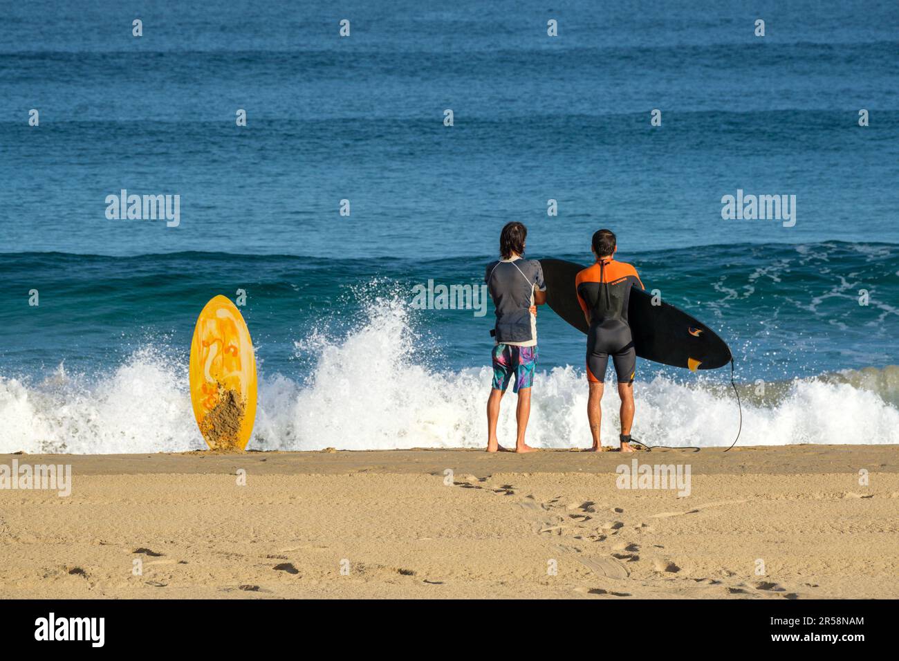 donostia-San Sebastian, Spanien - 15. September 2022: Surfer am Strand von Zurriola Stockfoto