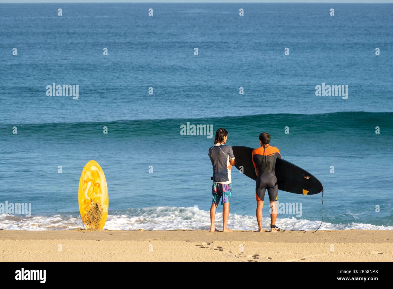 donostia-San Sebastian, Spanien - 15. September 2022: Surfer am Strand von Zurriola Stockfoto