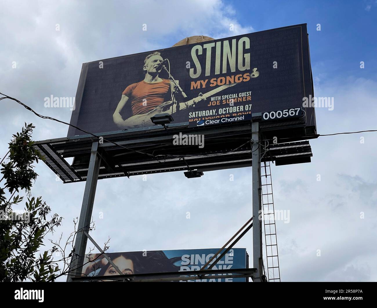 Sting-Reklametafeln verkünden ein Konzert im Hollywood Bowl, Los Angeles, CA Stockfoto