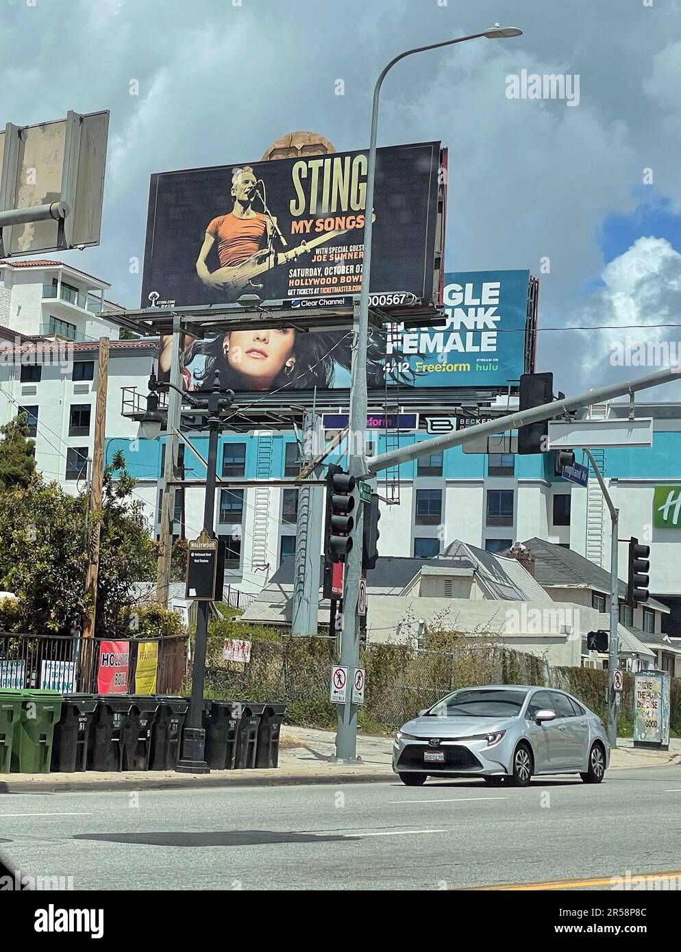 Sting-Reklametafeln verkünden ein Konzert im Hollywood Bowl, Los Angeles, CA Stockfoto