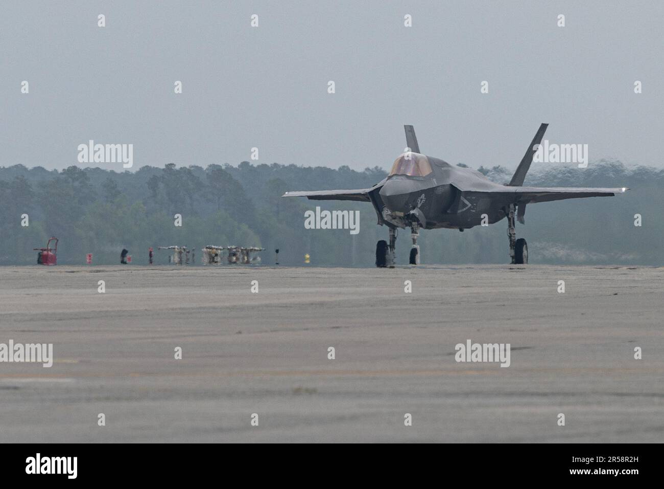 Marine Fighter Attack Squadron (VMFA) 542 startet einen F-35B Lightning II am Marine Corps Air Station Cherry Point, North Carolina, 31. Mai 2023. Die VMFA-542 erhielt ihre ersten F-35B Lightning II-Jets und ist die erste Einsatzeinheit der F-35B Lightning II Joint Strike Fighter des Marine Corps an der Ostküste. Die Ankunft des Flugzeugs markiert den Beginn der F-35-Lieferungen an MCAS Cherry Point und setzt damit den operativen Übergang von 2. MAW von alten taktischen Starrflügelflugzeugen zur F-35 fort. VMFA-542 ist eine untergeordnete Einheit von 2. Marine Aircraft Wing, dem Luftfahrt-Kampfelement von II Marine Expeditiona Stockfoto