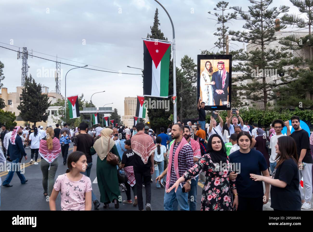 Glückliche Leute, die vor dem Banner Fotos machen, mit Wedding of Hussein, Kronprinz von Jordanien und Rajwa Al Saif. 1. Juni 2023. Amman Jordan Stockfoto