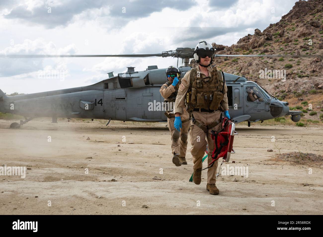 FALLON, Nevada (25. Mai 2023) Hospital Corpsman 2. Klasse Noah Tilton, aus Waterville, Maine, transportiert einen Müll aus einem MH-60s Knight Hawk Hubschrauber, der dem Helicopter Sea Combat Squadron (HSC) 4 zugeteilt ist, für eine Evakuierungsübung bei Unfällen während Air Wing Fallon. Air Wing Fallon ist Teil des Ausbildungszyklus vor dem Einsatz für die Flugzeugträger-Flügel der Navy. HSC-4, zusammen mit VFA-2, VFA-192, VFA-113, VFA-97, VAQ-136, VAW-113 und HSM-78 bestehen aus CVW-2 und sind mit NAS Fallon abgetrennt, um ihre Kampfbereitschaft durch einen rigorosen 5-wöchigen Lehrplan zu verbessern. Die Ausbildung Stockfoto