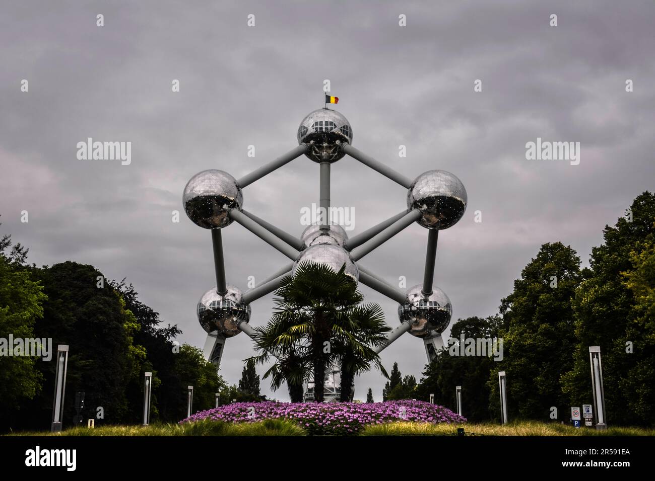 Brüssel Atomium Under Gray Skies - Belgien Stockfoto