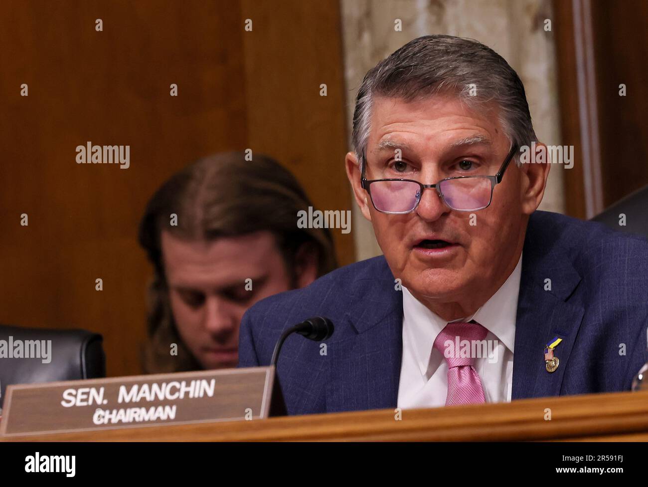 Washington, DC, USA. 01. Juni 2023. Sen. Joe Manchin (D-WV), Vorsitzender des Senatskomitees für Energie und natürliche Ressourcen, spricht während der Anhörung des Senats für Energie und natürliche Ressourcen, um die Zuverlässigkeit und Belastbarkeit der Stromversorgung in den Vereinigten Staaten vor dem Hintergrund der jüngsten Naturkatastrophen und anderer Herausforderungen am 1. Juni zu untersuchen. 2023 im Bürogebäude des Senats von Dirksen. Foto: Jemal Countess/UPI Credit: UPI/Alamy Live News Stockfoto