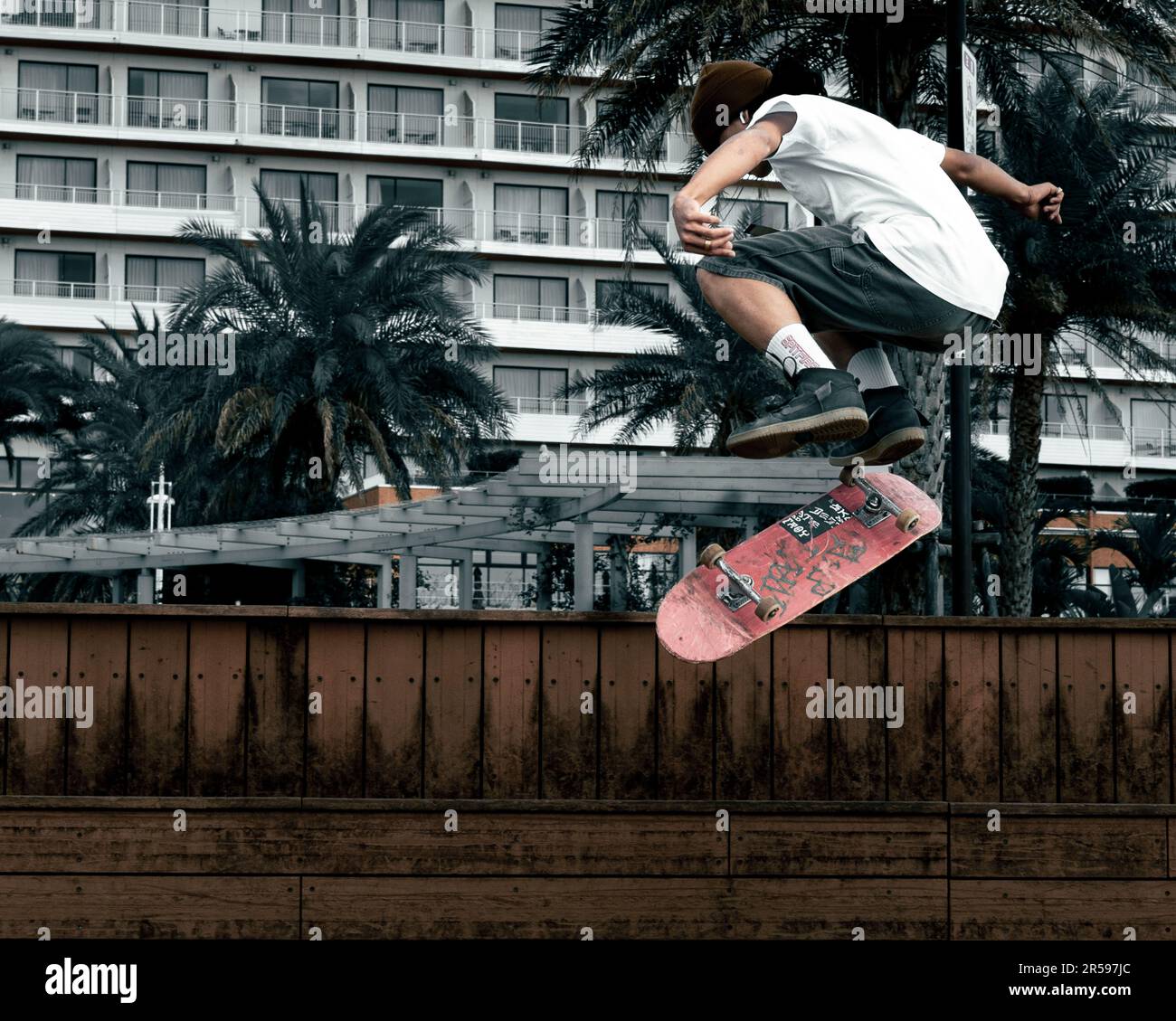 Männlicher Skateboarder, der Tricks macht Stockfoto